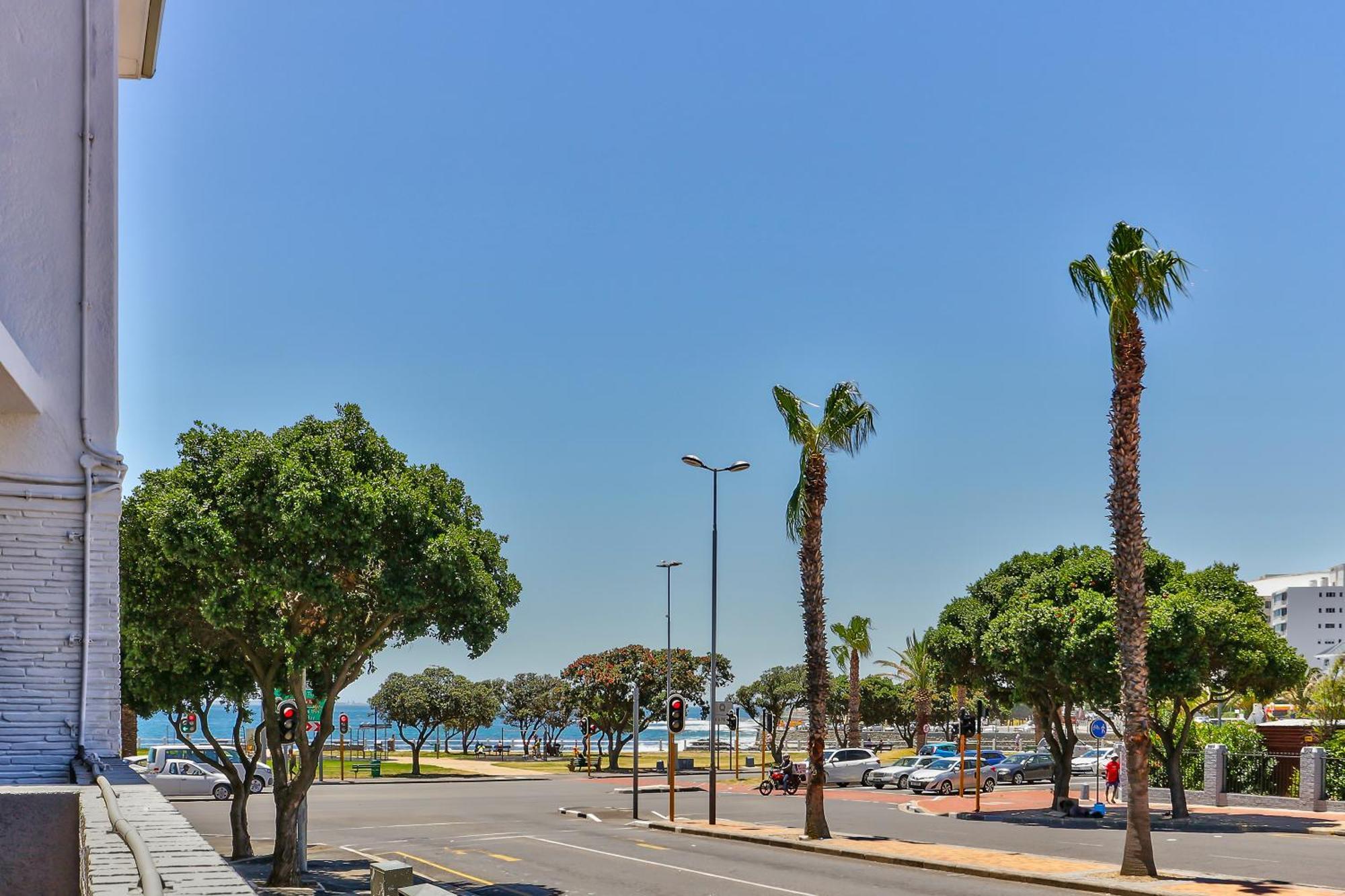Beachside With Amazing Views And No Loadshedding Apartment *